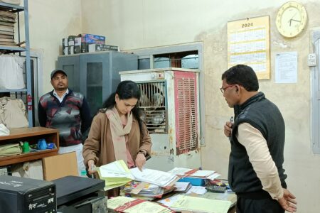 कलेक्टर ने किया कलेक्ट्रेट के विभिन्न शाखाओं का निरीक्षण