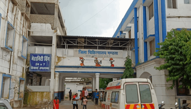जिला अस्पताल में मृतक के परिजन व चिकित्सीय स्टाप का हुआ विवाद