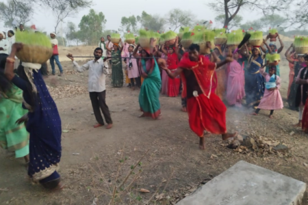 ग्राम पंचायत सरहरी में भक्ति भाव से विसर्जित हुई माता के जवारे….