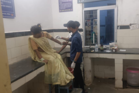 डॉक्टर नदारद, चपरासी कर रहे इलाज…..मरीजों की जान जोखिम में