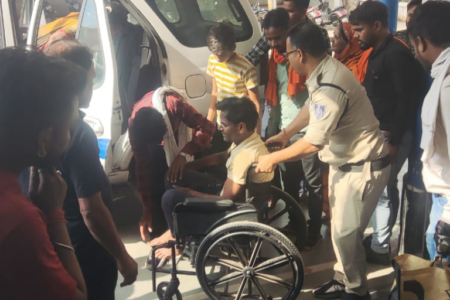 मंडला के थाना बम्हनी क्षेत्र में इलैक्ट्रिक शॉक लगने से घायल हुए व्यक्ति को, डायल-112/100 जवानों ने पहुँचाया अस्पताल